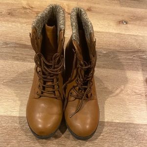 Brown boots with a small heel with laces size 9